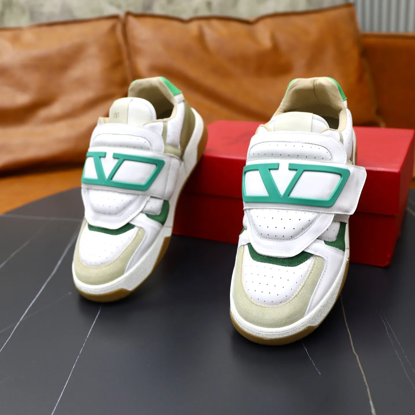 Ex-factory price: 520💰VALENTINO/Valentino Men's latest low-top thick-soled sports shoes are shipped. Made with heavy industry, men's fine casual sports shoes, versatile style. Original leather, rubber lines embellished with geometric segmented uppers, hand-stitched, novel and fashionable, rubber soles with details on the front and back, and the tongue is decorated with the Valentino Garavani Logo, which is comfortable, breathable and durable! Comes with full original packaging! Code number: 38-39-40-41-42-43-44 (45, 46 can be customized)